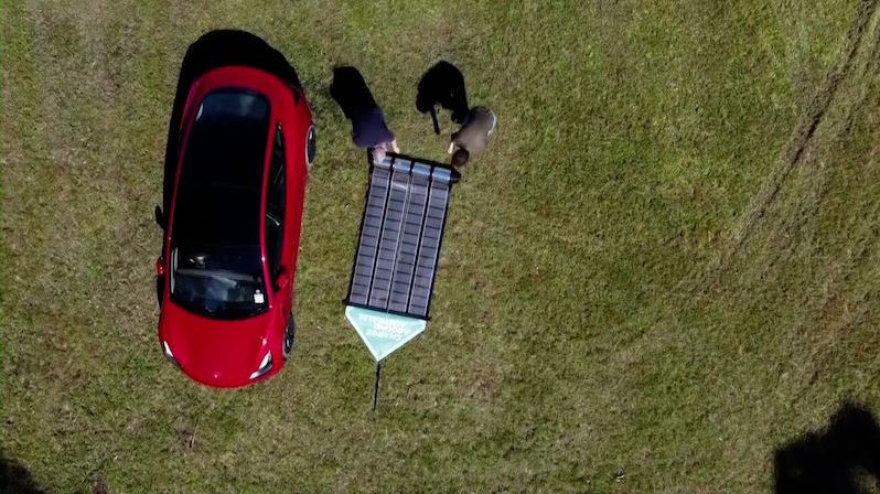 Jako kouzelný plášť. Australané testují speciální solární panely pro dobíjení elektromobilu
